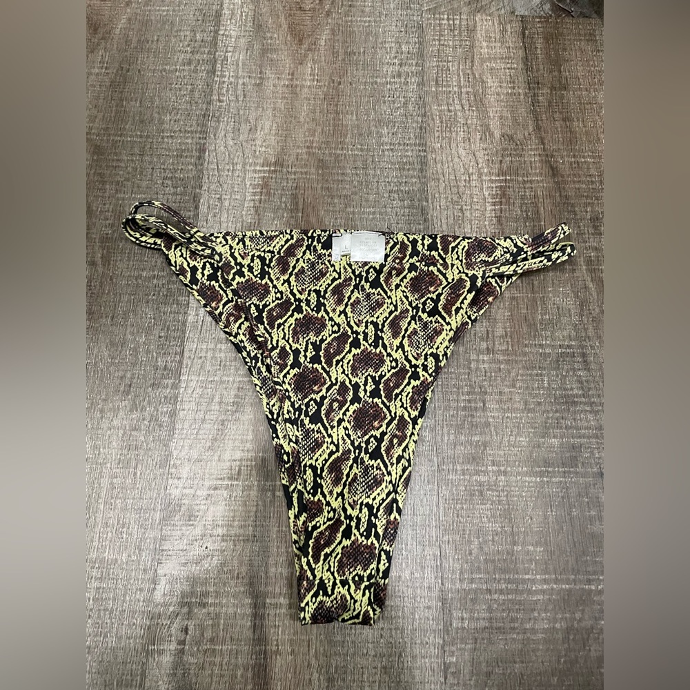 Fashion Nova bathing suit bottoms. Size Large